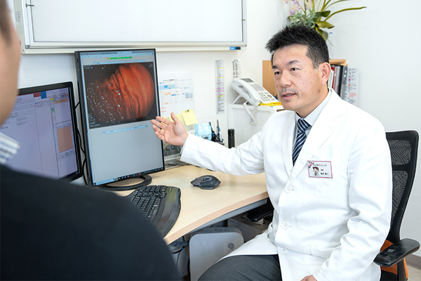 さくらクリニック 診察室で検査結果の説明を聞く