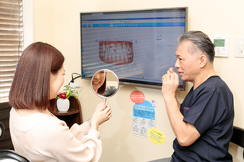 魅力的な笑顔をめざす 目立ちにくいマウスピース型装置による矯正