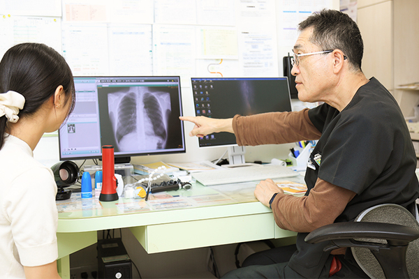 たけだクリニック 診察室で検査結果を聞き、治療を始める