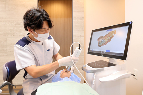 先進の口腔内スキャナーを用いた 負担の少ないセラミック治療