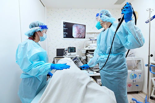 検査に伴う苦痛の軽減を図る 鎮静下で受ける胃の内視鏡検査