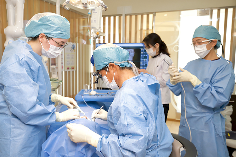 安部歯科医院 全身の健康管理も見据えた インプラント治療をチーム医療で実践