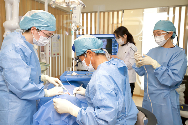 安部歯科医院 全身の健康管理も見据えた インプラント治療をチーム医療で実践