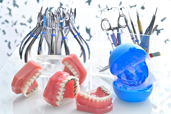 青山クオーツデンタルクリニック 抜歯を要する矯正中も審美性の維持を 目立ちにくい「裏側矯正」