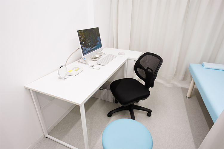 新橋駅前まつだ皮膚科 診断と手術で、2人の医師が協力して 皮膚の悩みに広く対応