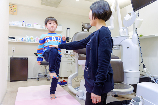 横田デンタルクリニック 子どもの年齢に応じた実用的なアドバイスを行う