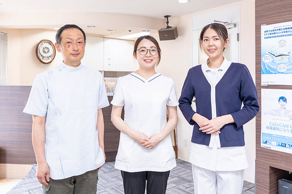 近藤歯科医院 左から角本晋作さん、吉村麻美さん、竹下采伽さん