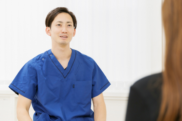 玉垣歯科医院 「自覚症状がないことが歯周病の大きな特徴」と話す脇田副院長
