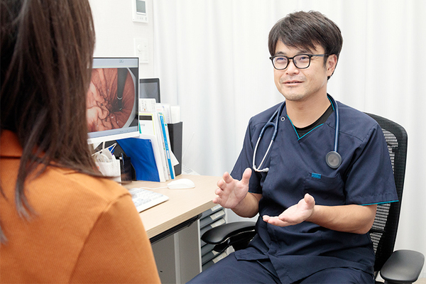 おかむらクリニック　内科・消化器 胃や大腸内視鏡の検査を受けるメリットについて話す岡村院長