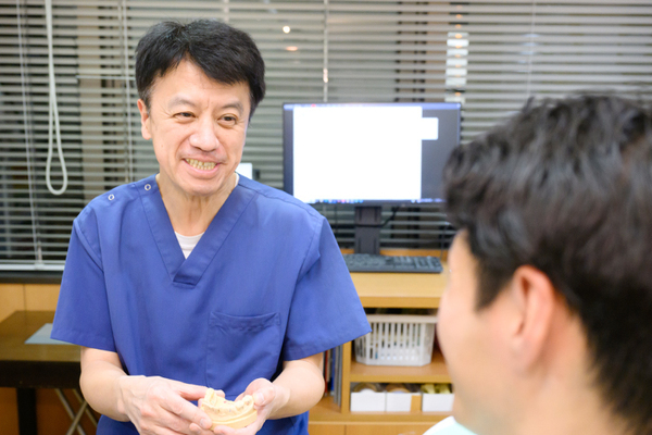 中冨歯科 患者にわかりやすく説明をする中富院長
