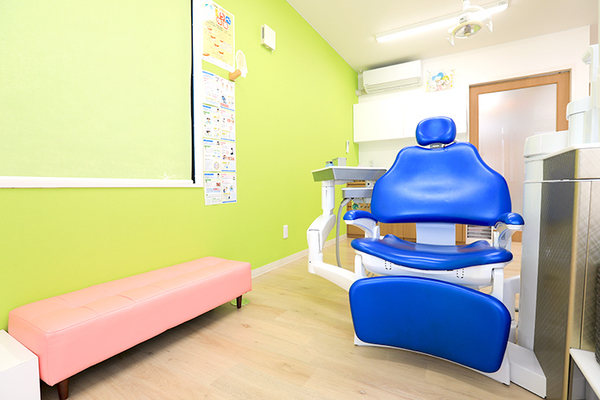 あさい歯科クリニック 保護者が一緒に入れるファミリールーム完備