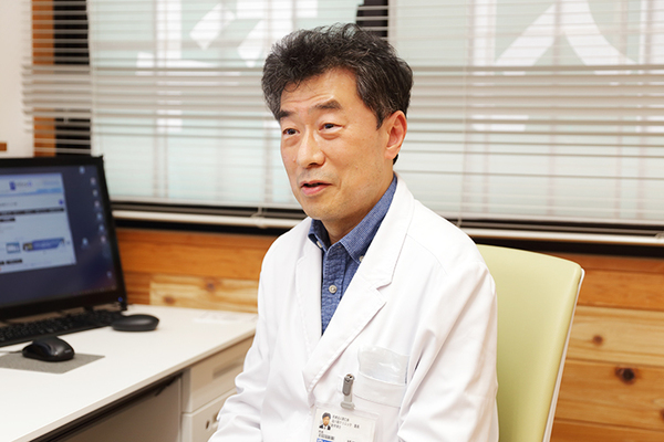 塩小路クリニック スタッフとの連携の大切さについて話す桂田所長