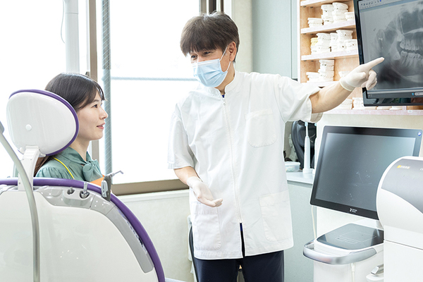 高野歯科クリニック モニターを使いわかりやすく説明をしながら治療を進める