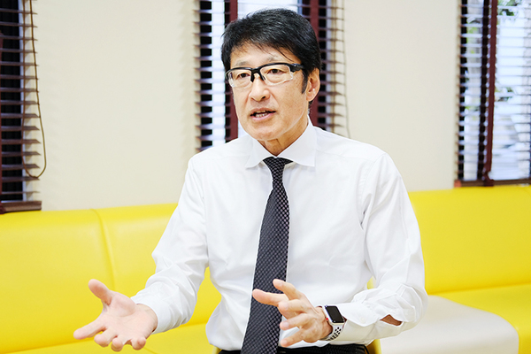 すずき歯科 予防歯科について説明する鈴木院長
