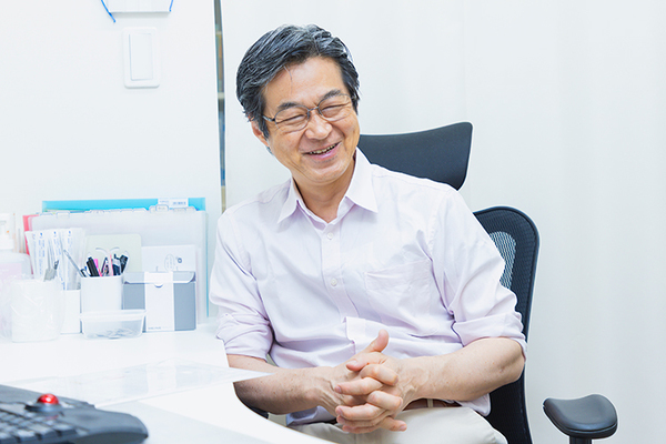 えがおの森こどもアレルギークリニック 乳幼児湿疹とアトピー性皮膚炎の違いについて話す樺島院長