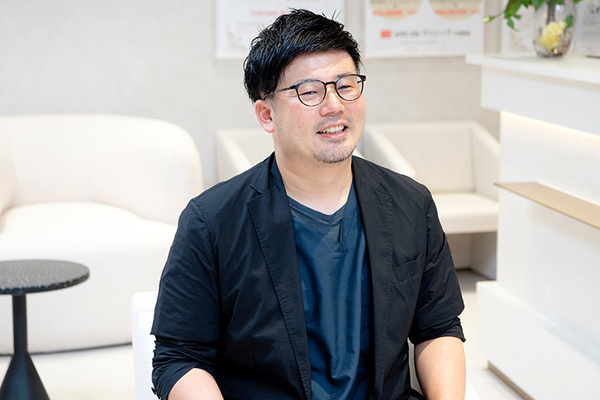 with Lifeクリニック 大宮駅前 骨折などの外傷を専門としている神成文裕院長