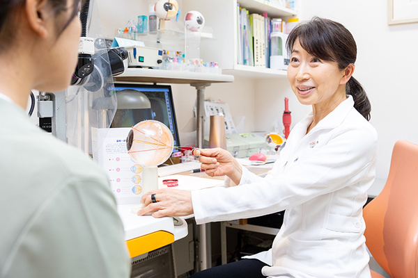 きよさわ眼科 オルソケラトロジーについて話す清澤院長