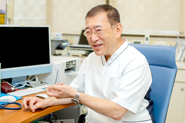 酒本医院 時に冗談を言いながら穏やかな笑顔で診療にあたる