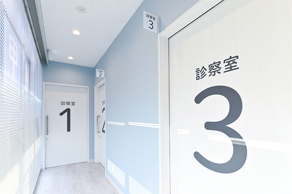 茅ヶ崎駅前・糖尿病甲状腺　おおくぼ内科クリニック 院内は、さわやかな色合いに統一