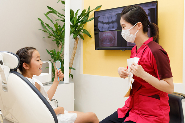 松野歯科医院 歯磨きが正しくできているか確認し採点も行っている