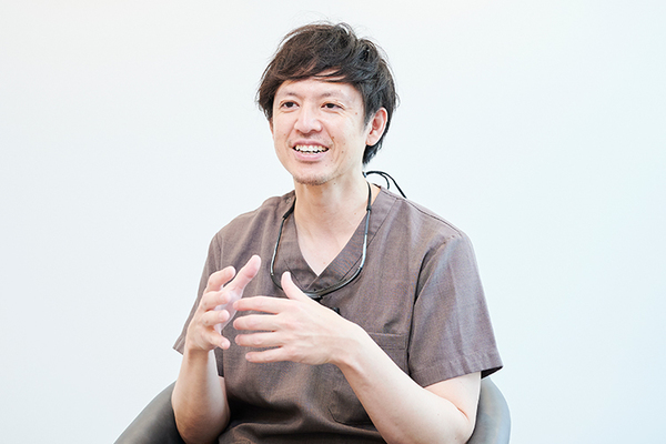 豊洲センシティ矯正歯科 子どものうちに矯正を始めるメリットについて話す納賀院長