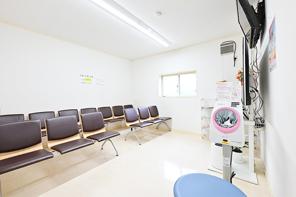 たちかわファミリークリニック 白を基調とした清潔感あふれる院内。医療情報を発信