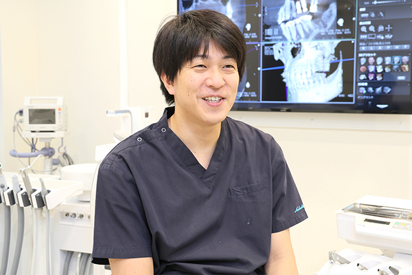Taka デンタルクリニック インプラントのメリットについて話す中谷院長