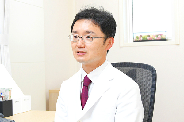しばた内科呼吸器クリニック 長引く咳には、専門的な診察と検査が必要だと話す柴田院長