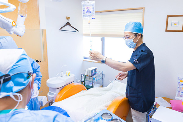 かわらい歯科医院 歯科麻酔を専門とする歯科医師も手術に携わり安全性を追求