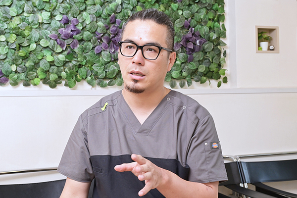 こう歯科クリニック 「患者が見えないところまでこだわっている」と話す太田院長