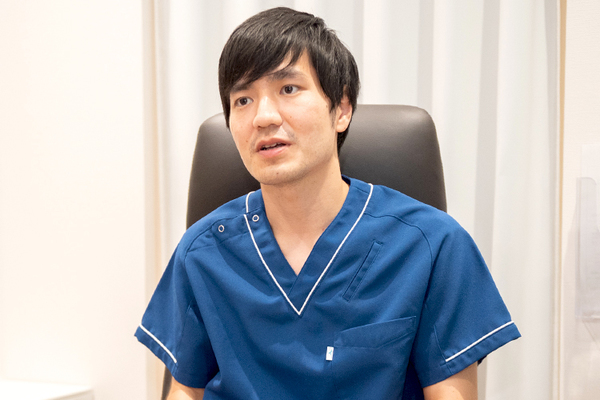 里村消化器内科・胃と大腸内視鏡クリニック 健康診断と人間ドックの違いについて話す稲田院長