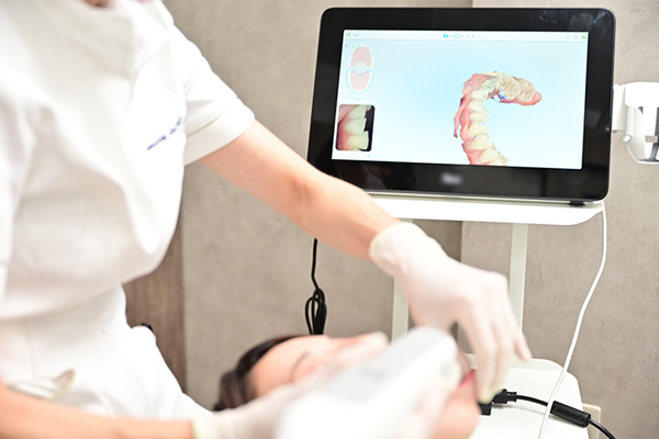 千歳船橋おおむら歯科・矯正歯科 口腔内スキャナーを用い、口の様子を精密に記録