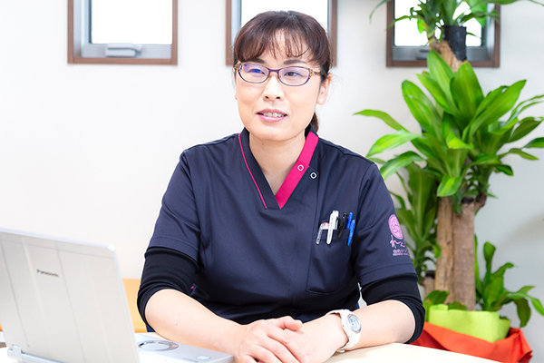 れんげ在宅クリニック 「“寄り添う”より“逃げずにそばにいる”が近い」と、花田院長