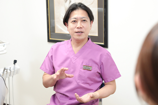 松葉通り歯科クリニック インプラント治療の基礎知識について話す西山院長