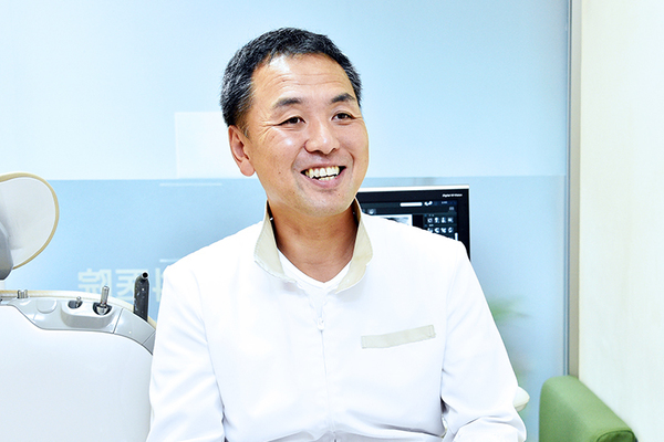 モリシタ歯科医院 子どもの歯科治療において、長年研鑽を積んできた森下理事長