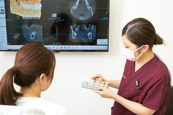 天神西通り アロハ歯科 小児・マウスピース矯正歯科クリニック 歯の変色の原因や希望などをカウンセリングする