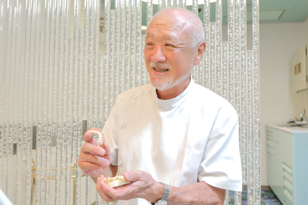 田中歯科 「入れ歯が合わないときは、痛みが出る場合も」と話す田中院長