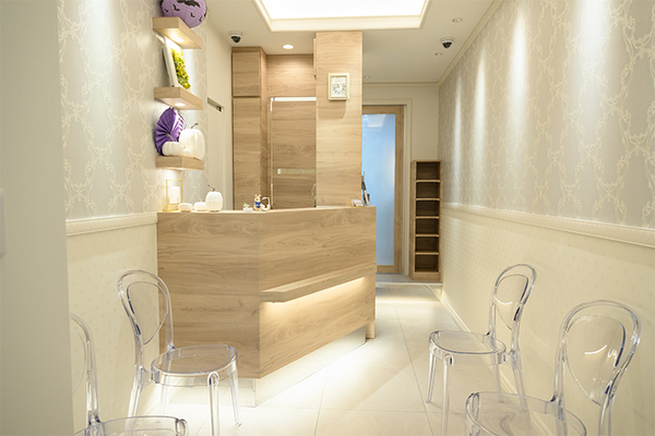 すみれ矯正歯科 本郷 白を基調とした清潔感あふれる院内