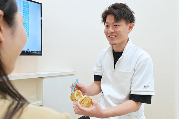 ひろすえ歯科クリニック 歯の重要さについてわかりやすく解説をする山崎院長
