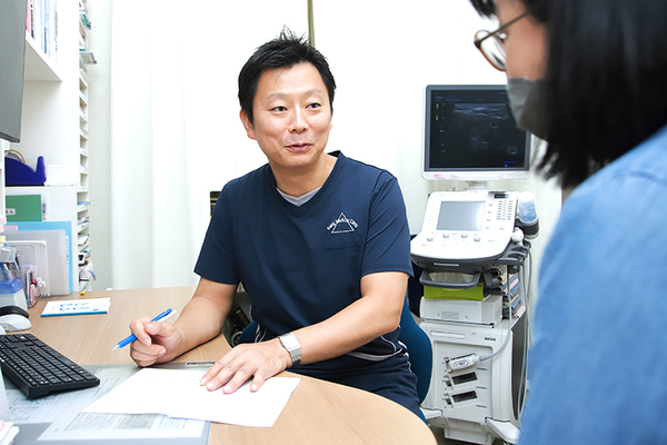 姜クリニック 患者一人ひとりにじっくりと丁寧に説明を実施