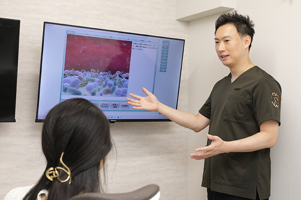 南堀江おとなこども歯科クリニック 時には画像も用いながら、わかりやすい説明を心がけている