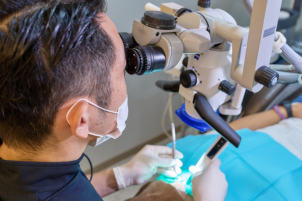 天満コンセプトP歯科 マイクロスコープを用いてより精密な治療や検査に役立てている