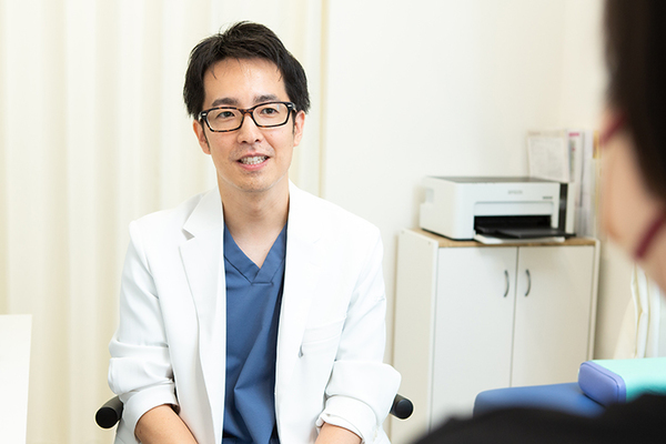 ひとみるクリニック 足の症状に困っている場合は検査を受けてほしいと話す高見院長
