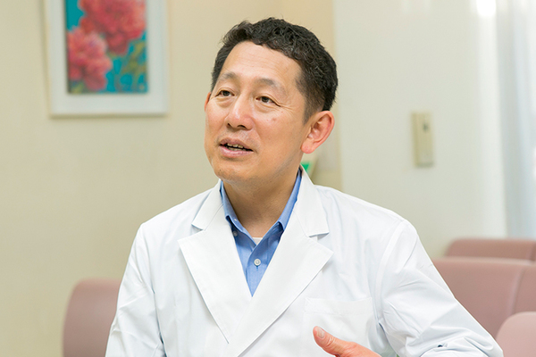 かがみ整形外科・外科　 優しい笑顔で話してくれる院長