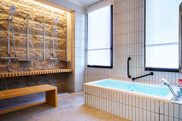 医療法人 原内科循環器科クリニック リニューアルされた浴室。リラックスできる空間での入浴を提供
