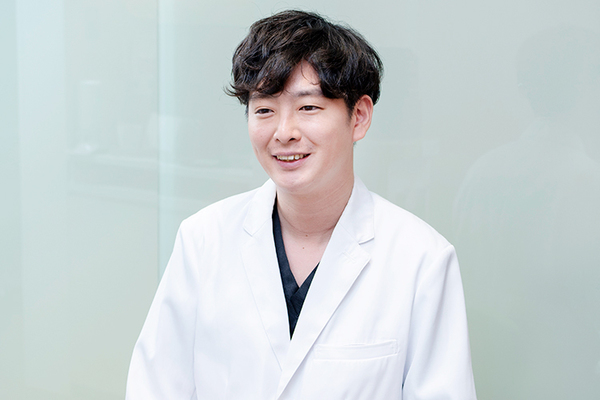 ドルミーレデンタルオフィス表参道 インプラント治療について丁寧にわかりやすく説明する