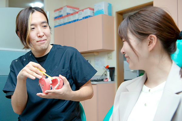 本橋歯科医院 患者の話に耳を傾け、丁寧な説明を行う
