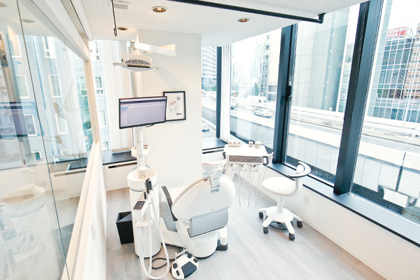 〜眠れる森の歯科〜Dr.Lデンタルクリニック渋谷神泉 大きな窓から景色を楽しめる完全個室のユニット