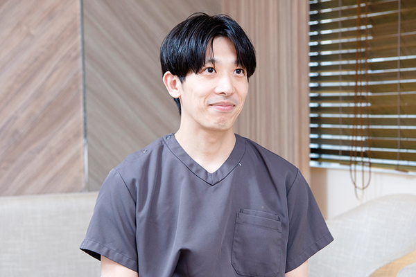 センター北駅前歯科 「笑って、食べて、生きる幸せ」をめざし、治療に励む高井院長