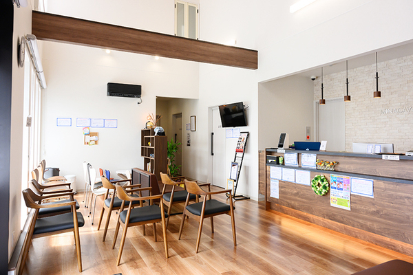 皆川クリニック 広々と明るい待合室。待ち時間を快適に過ごせる